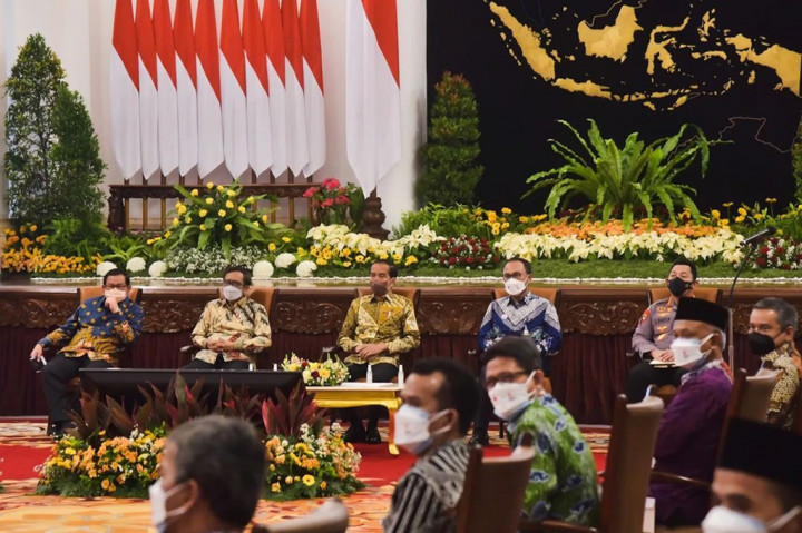 Di sisi lain, Jokowi mengingatkan adanya modus baru kejahatan pencucian uang dan pendanaan terorisme.