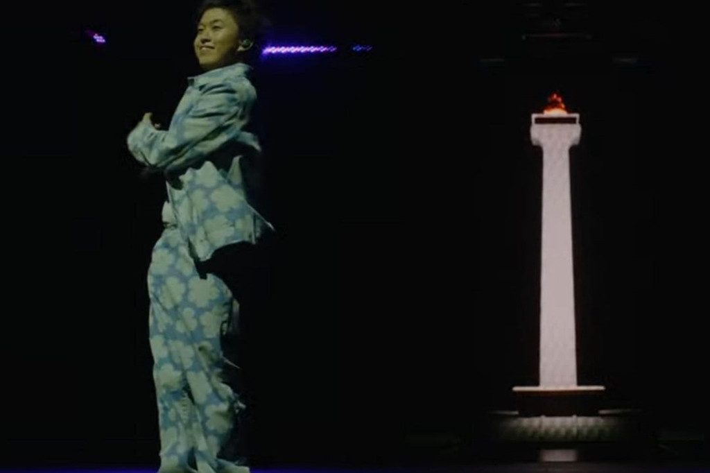Menariknya, visual panggung Rich Brian juga menampilkan ikon Jakarta, yaitu tugu Monas, lewat LED raksasa di belakang panggung.