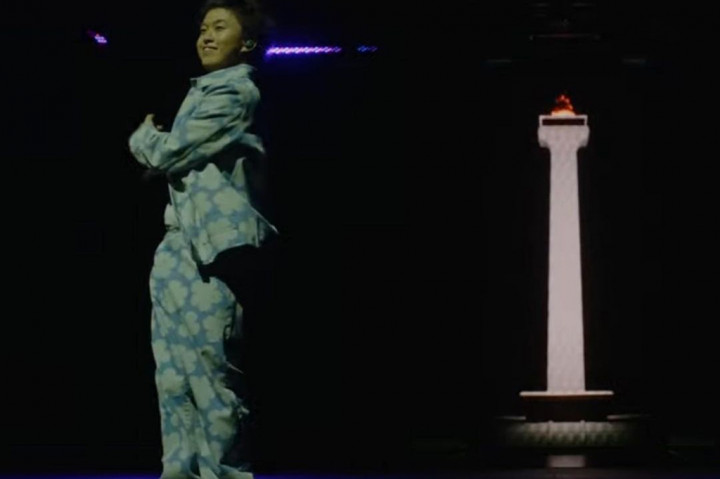 Menariknya, visual panggung Rich Brian juga menampilkan ikon Jakarta, yaitu tugu Monas, lewat LED raksasa di belakang panggung.