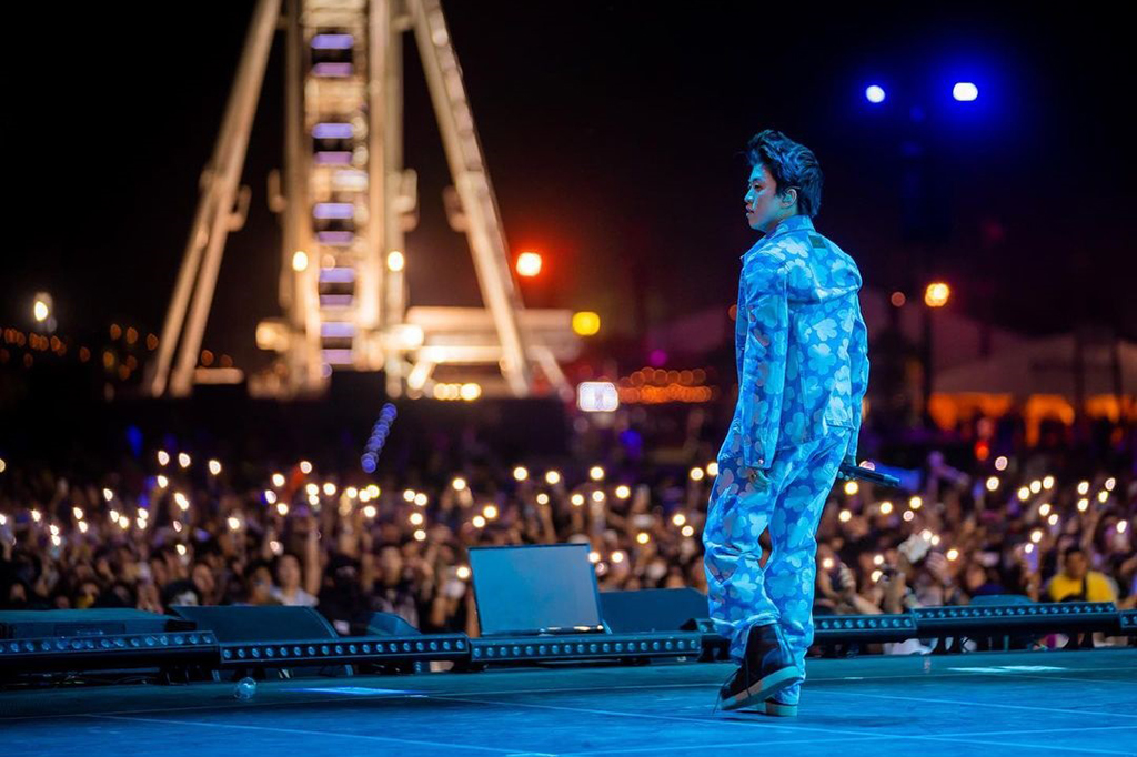 Dalam penampilan perdananya di Coachella, Rich Brian membawa identitasnya sebagai orang Indonesia di panggung dunia ini.