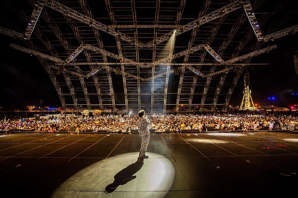 Selain tampil sebagai solo artis di panggung Sahara, Rich Brian juga tampil kolektif bersama artis 88rising dalam sesi Head In The Clouds Forever di panggung utama.