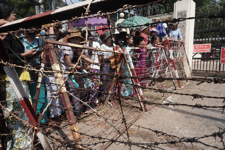 Pembebasan tahanan secara massal biasa terjadi pada hari-hari besar. Juru bicara Departemen Penjara Myanmar Khin Swe kepada The Associated Press mengatakan bahwa mereka yang dibebaskan sebagian besar adalah kasus pelanggaran narkoba dan kejahatan kriminal biasa.