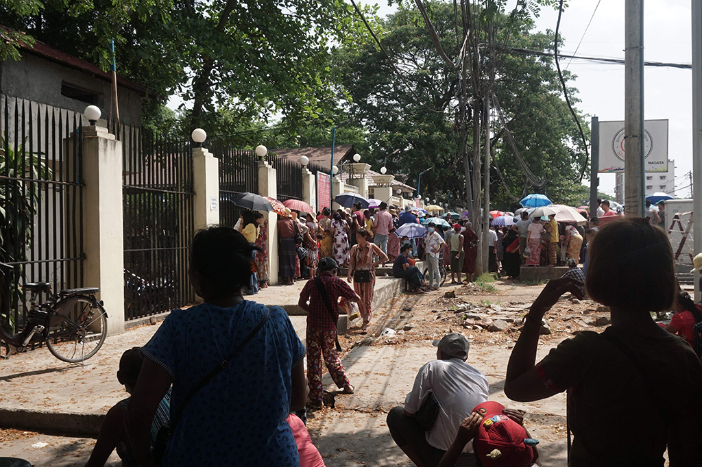 Orang-orang menunggu di luar Penjara Insein, Myanmar dengan harapan kerabat mereka yang ditangkap bisa dibebaskan dalam amnesti tahunan, Minggu 17 April 2022. 