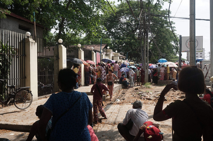 Orang-orang menunggu di luar Penjara Insein, Myanmar dengan harapan kerabat mereka yang ditangkap bisa dibebaskan dalam amnesti tahunan, Minggu 17 April 2022. 