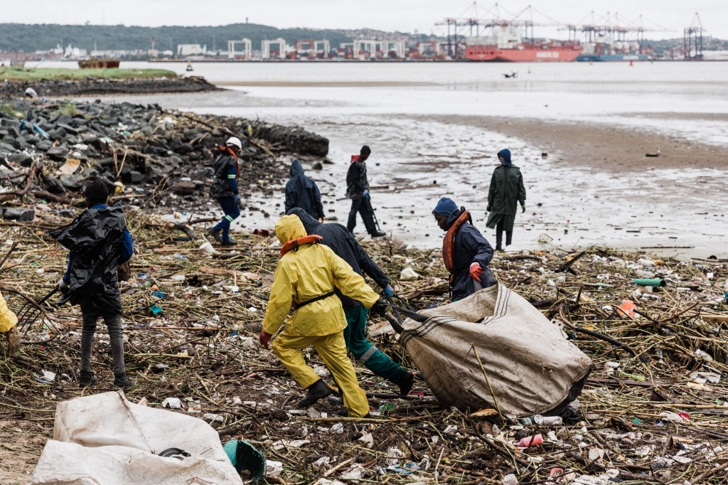 Diperkirakan hujan lebat masih akan mengguyur provisi tersebut. Sementara tim penyelamat masih mencari orang hilang.