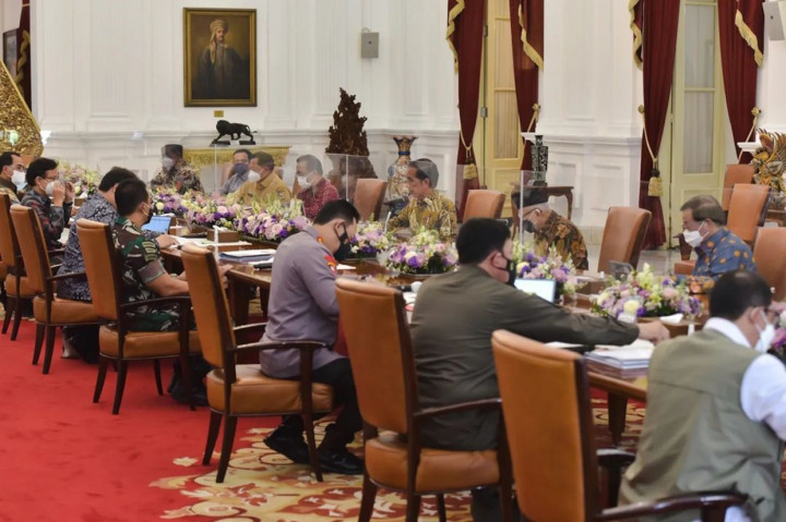 Presiden Joko Widodo menggelar rapat terbatas (ratas) dengan menteri Kabinet Indonesia Maju terkait evaluasi PPKM. Salah satu yang dibahas dalam ratas itu adalah aturan protokol kesehatan saat Lebaran nanti, khususnya untuk halalbihalal.