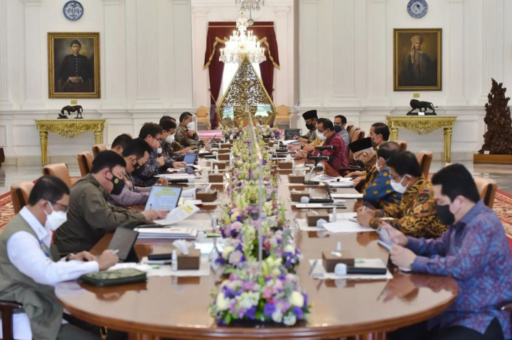 Menko Perekonomian Airlangga Hartarto mengatakan, Jokowi mengimbau agar kegiatan halalbihalal nanti diselenggarakan dengan protokol kesehatan yang ketat. Bahkan, Jokowi meminta agar tidak ada makan dan minum dalam acara tersebut.