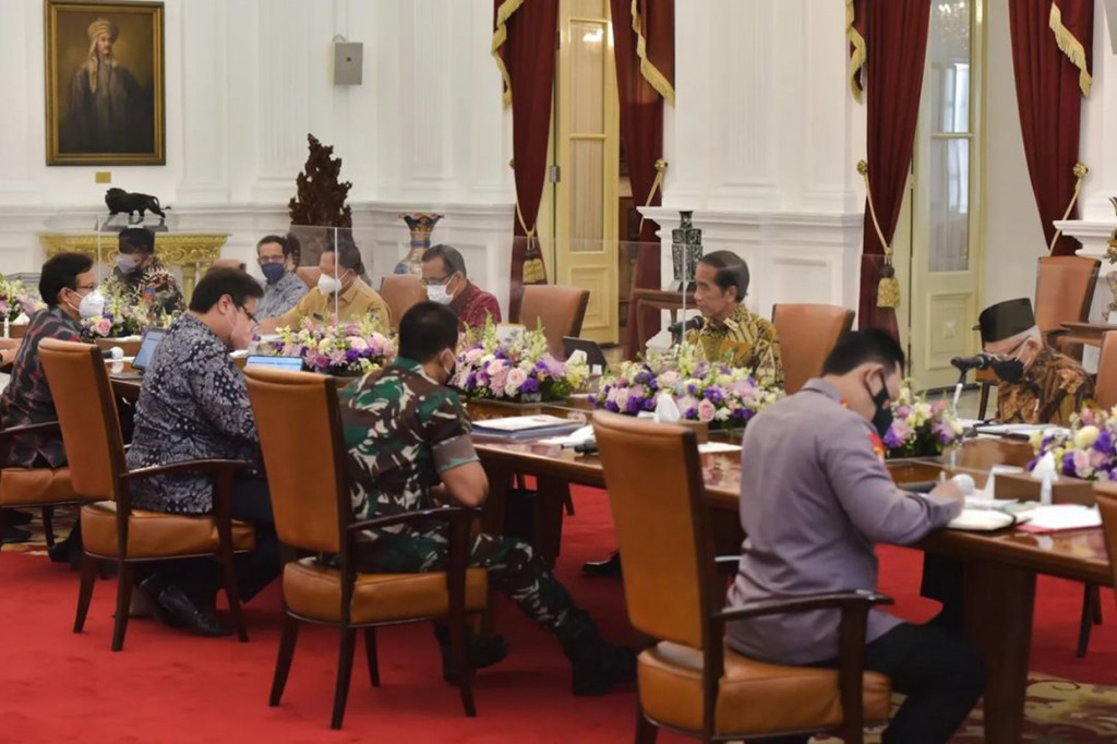 Kemudian, Airlangga menyebutkan, masyarakat diimbau tak bepergian ke luar negeri pada saat libur Idul Fitri.