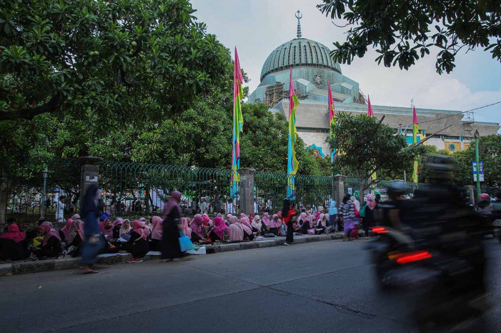 Ribuan umat muslim duduk bersila di trotoar jalan, di pelataran serta di dalam Masjid Raya Jakarta Islamic Center, Koja, Jakarta Utara, Senin, 18 April 2022.