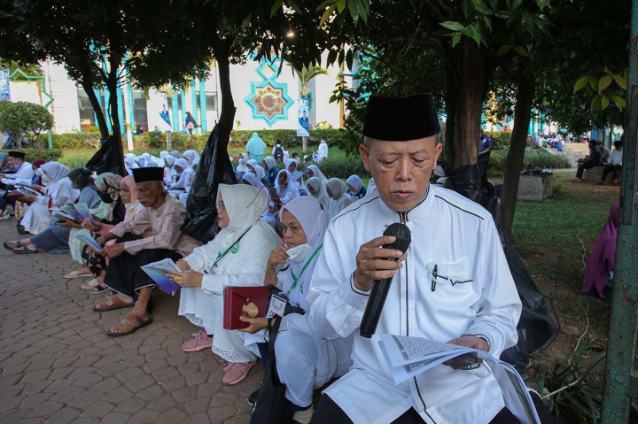 Mereka membaca serta mengkhatamkan Al-Quran dalam kegiatan ngabuburit bersama Al-Quran untuk memperingati Nuzululquran. 