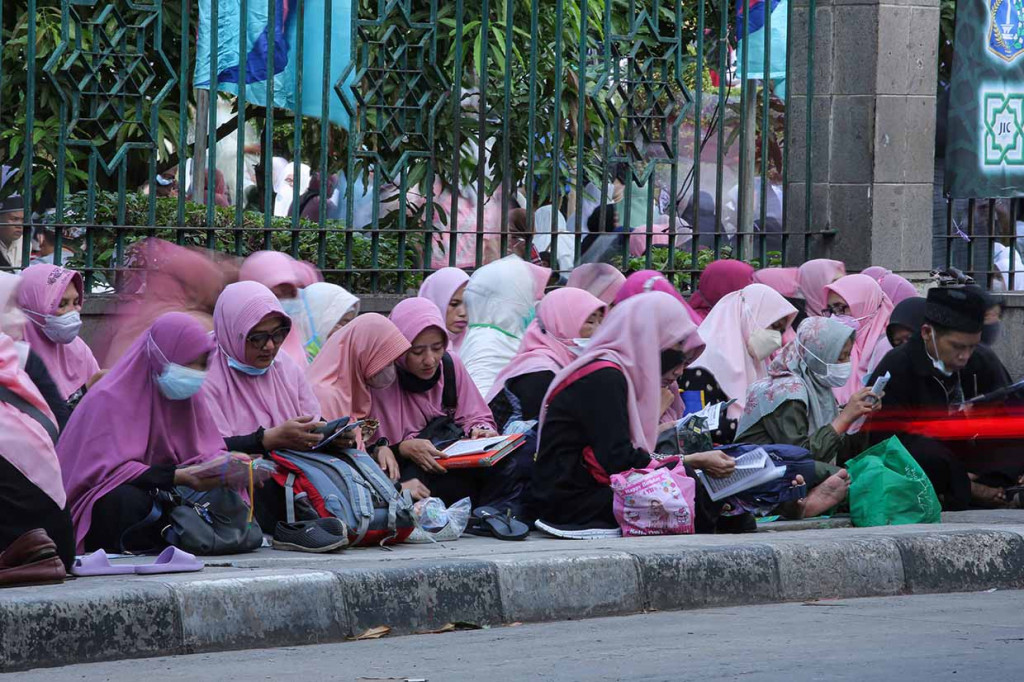 Acara tersebut juga menghadirkan pameran kaligrafi kontemporer internasional selama lebih kurang sepekan hingga momentum 17 Ramadhan 1443 Hijriah.