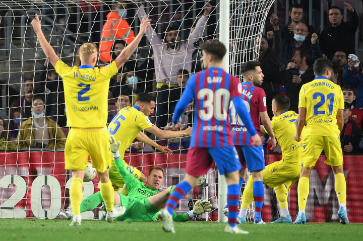 Setelah bermain imbang 0-0 di babak pertama, Barcelona kecolongan oleh gol Lucas Perez di awal babak kedua.
