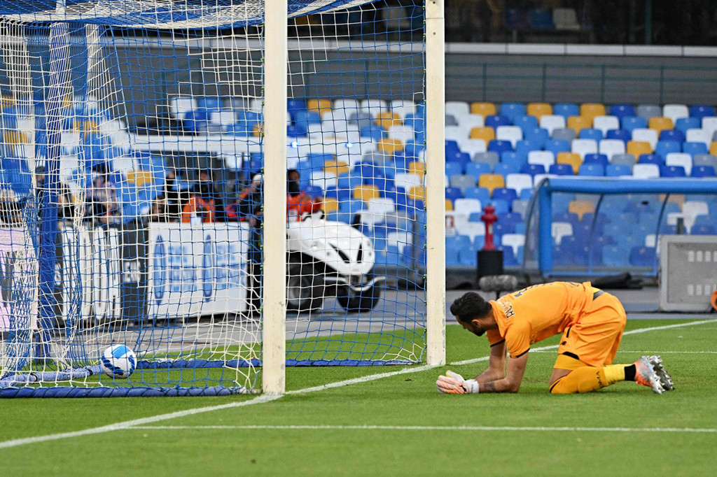 Napoli sempat unggul lebih dulu di babak pertama melalui penalti Lorenzo Insigne. 