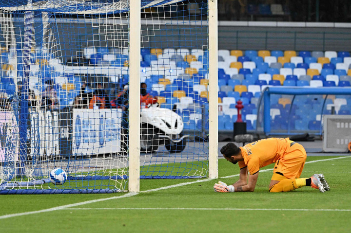 Napoli sempat unggul lebih dulu di babak pertama melalui penalti Lorenzo Insigne. 