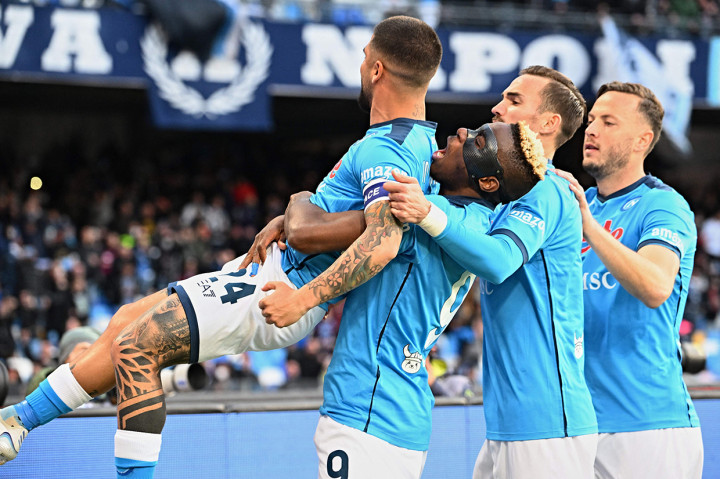Lorenzo Insigne melakukan selebrasi usai mencetak gol ke gawang AS Rima pada giornata ke-33 Liga Italia di Stadio Diego Armando Maradona, Naples.