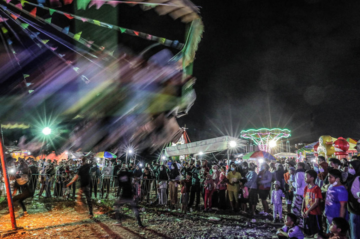 Warga menikmati wahana permainan yang ada di Pasar Malam Ramadan di kawasan Puri Beta 2, Ciledug, Kota Tangerang, Senin, 18 April 2022, malam. 