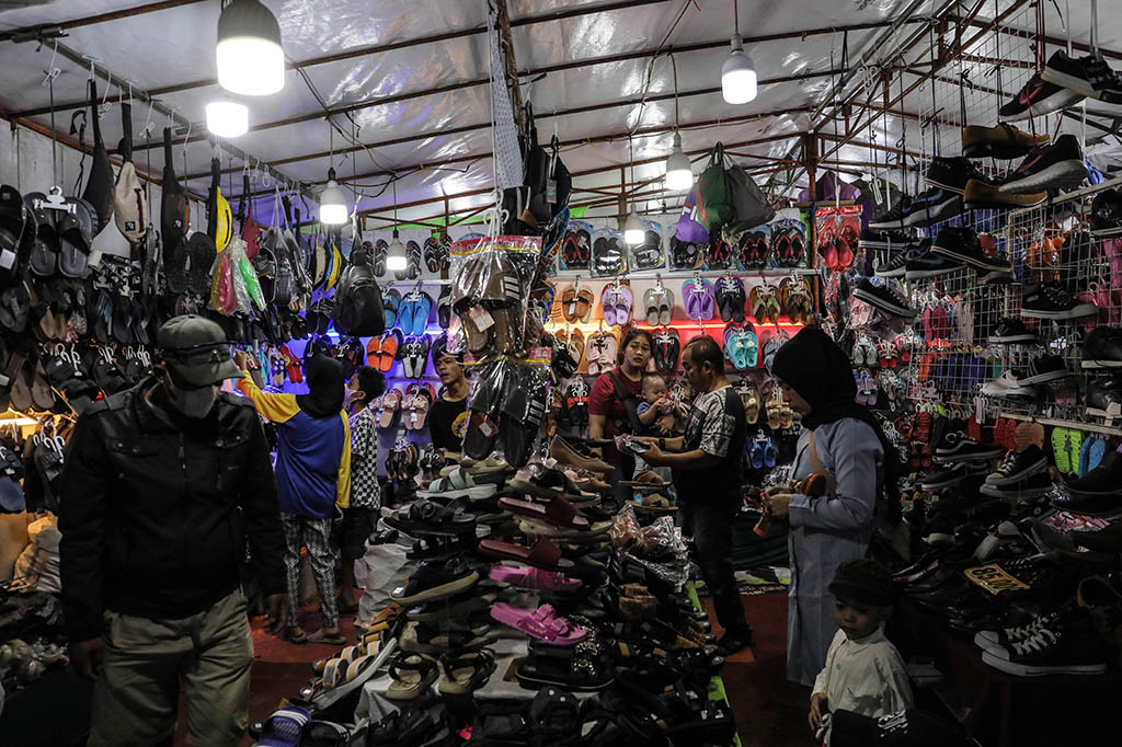 Sebagian pengunjung terlihat tidak menerapkan protokol kesehatan dengan tidak memakai masker dan menjaga jarak.