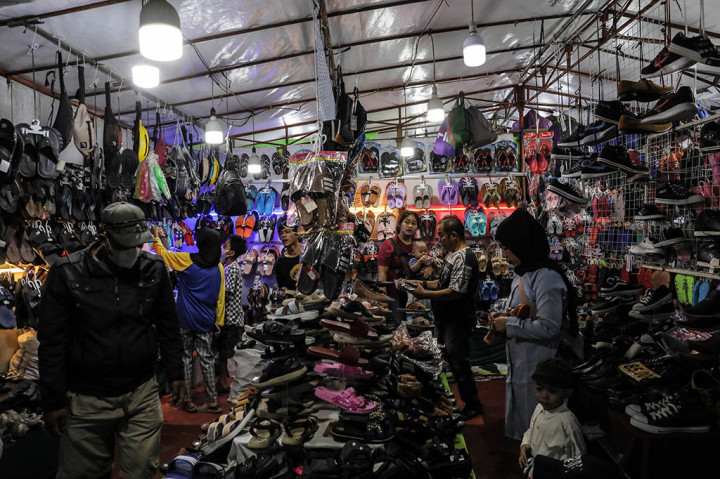 Sebagian pengunjung terlihat tidak menerapkan protokol kesehatan dengan tidak memakai masker dan menjaga jarak.