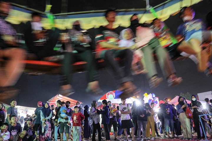 Di sana, banyak wahana yang bisa dicoba oleh semua kalangan umur. Tak hanya wahana saja ada pula penjual yang menjajakan baju, boneka, hingga penjual makanan dan minuman. 