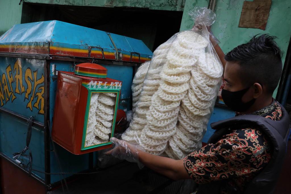 Juru Bicara Ikatan Pengusaha Kerupuk DKI Jakarta, Kemal Mahmud mengatakan pihaknya terpaksa menaikan harga kerupuk karena terbebani dengan naiknya harga minyak goreng dan bahan baku lainnya. Kenaikan itu disebut sudah menjadikan biaya produksi naik 100%.