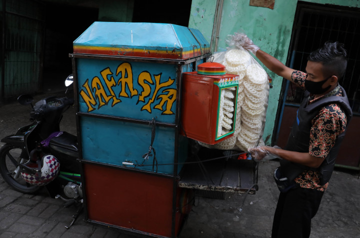 Pedagang mempersiapkan kerupuk kaleng eceran untuk dikirim ke penjual ecerean di pabrik pembuatan kerupuk kawasan Menteng Atas, Jakarta Selatan, Selasa, 19 April 2022.