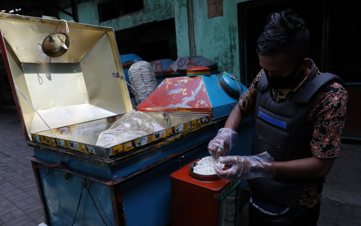 Harga kerupuk kaleng eceran di DKI Jakarta akan naik dari Rp 1.000 menjadi Rp 2.000 per pcs.