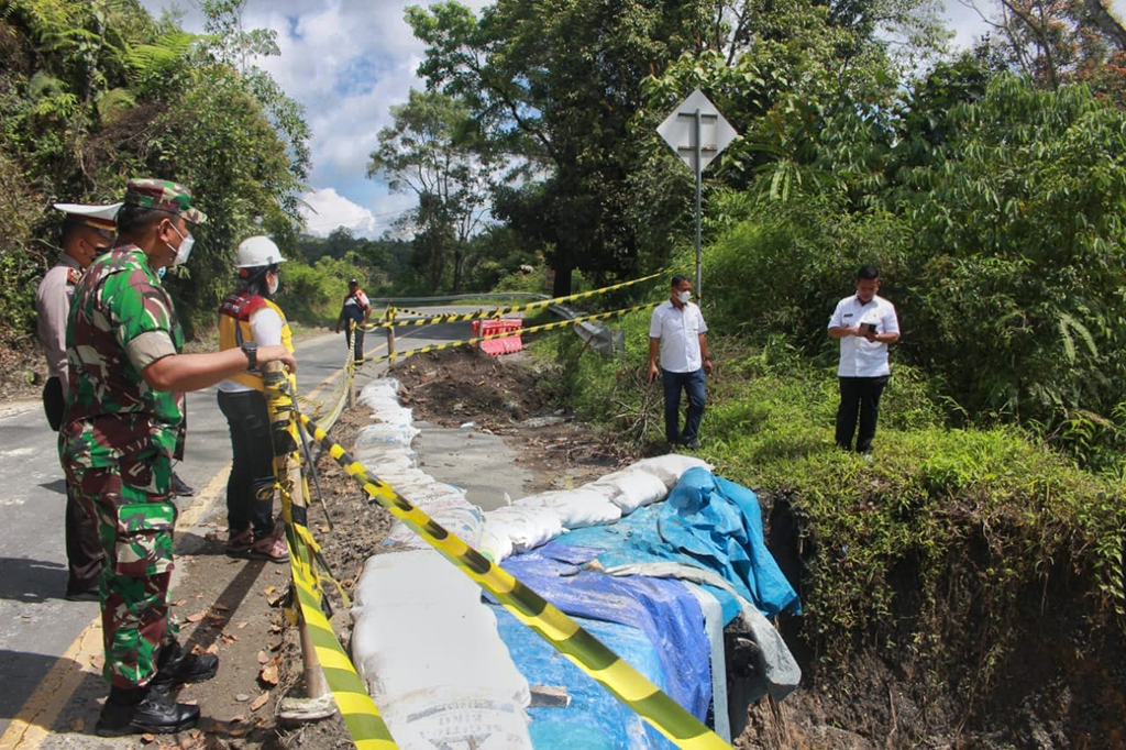 Banyak jalan lintas yang rusak dan longsor antara Pematangsiantar menuju Parapat menuju Kawasan Super Prioritas Danau Toba Sumatra Utara akibat longsor. Bupati Simalungun Radiapoh Hasiholan Sinaga pastikan segera memperbaikinya sebelum mudik dan hari libur lebaran mendatang.