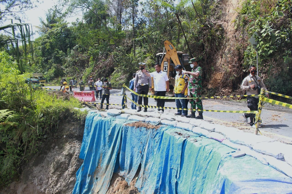 Melihat keberadaan jalan tersebut sangat strategis dan tidak ada jalan alternatif lain, dia menegaskan bahwa tidak ada jalan alternatif lain jika jalan tersebut tidak segera di tangani.