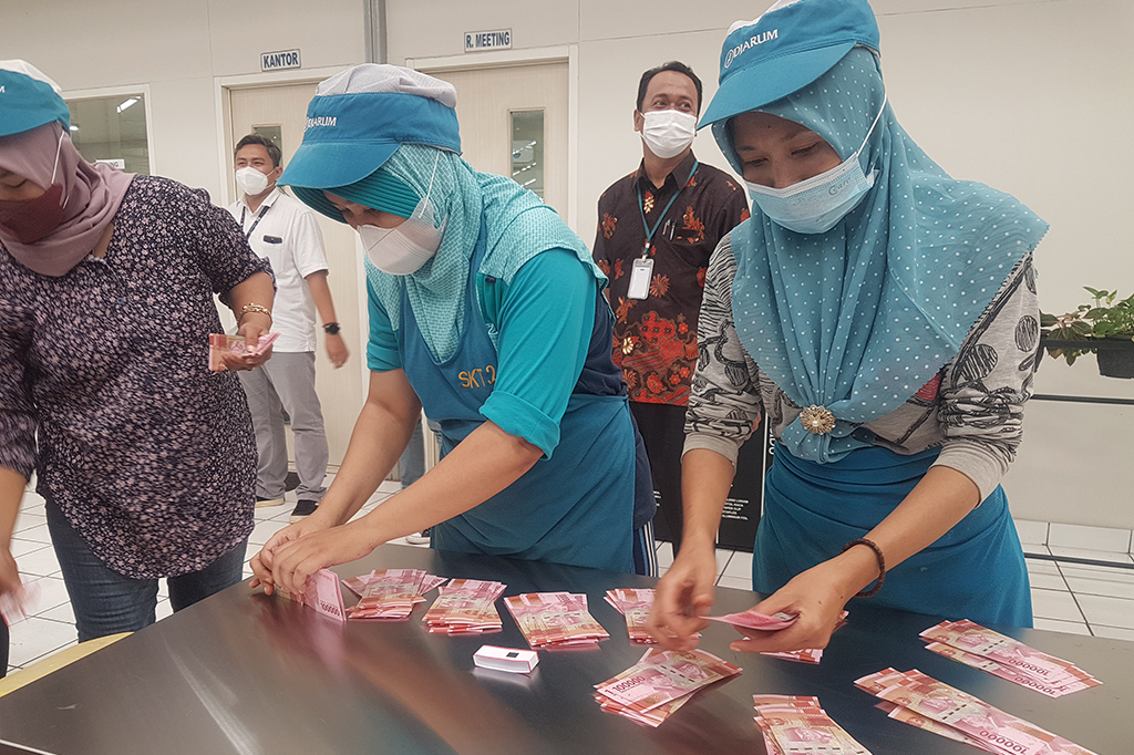 Salah seorang buruh rokok mengaku bahwa dirinya senang bisa mendapatkan THR lebih awal. Karena rencananya uang tersebut akan digunakan untuk keperluan lebaran dan memenuhi kebutuhan keluarga.
