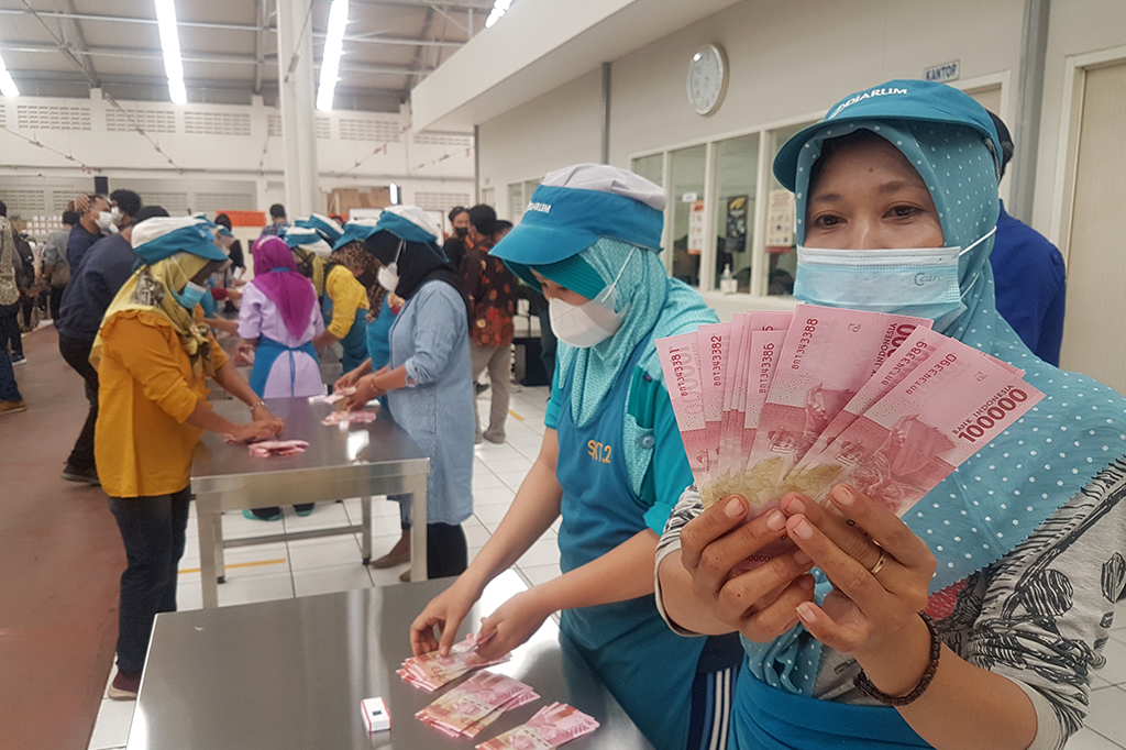 Puluhan ribu pekerja salah satu perusahaan rokok di Kabupaten Kudus, Jawa Tengah, mulai mendapatkan uang tunjangan hari raya (THR) lebih awal. Pemberian THR ini dilakukan serempak di seluruh unit kerja.