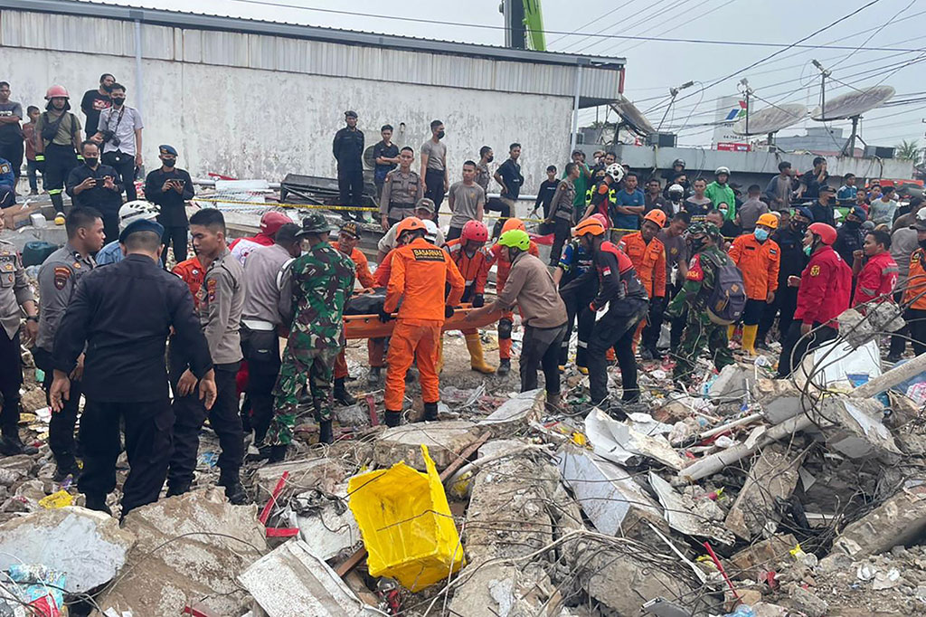Tim SAR mengevakuasi korban yang terjebak di reruntuhan gedung retail modern Alfamart di Gambut Km 15, Kabupaten Banjar, Kalimantan Selatan, Selasa, 19 April 2022. Basarnas telah menuntaskan operasi pencarian dan evakuasi 13 korban ambruknya bangunan minimarket tersebut.