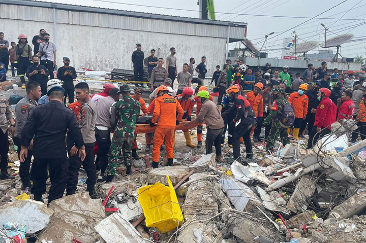 Tim SAR mengevakuasi korban yang terjebak di reruntuhan gedung retail modern Alfamart di Gambut Km 15, Kabupaten Banjar, Kalimantan Selatan, Selasa, 19 April 2022. Basarnas telah menuntaskan operasi pencarian dan evakuasi 13 korban ambruknya bangunan minimarket tersebut.