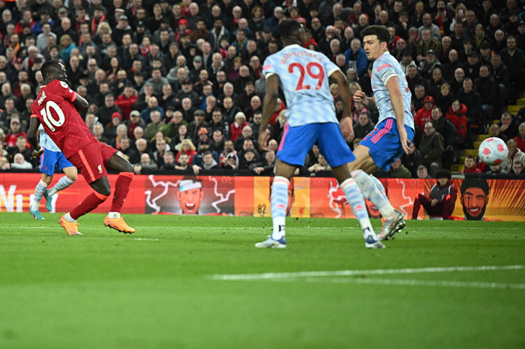 Pada menit ke-70, Liverpool memperbesar keunggulan menjadi 3-0 lewat sepakan first time Sadio Mane meneruskan umpan Diaz.