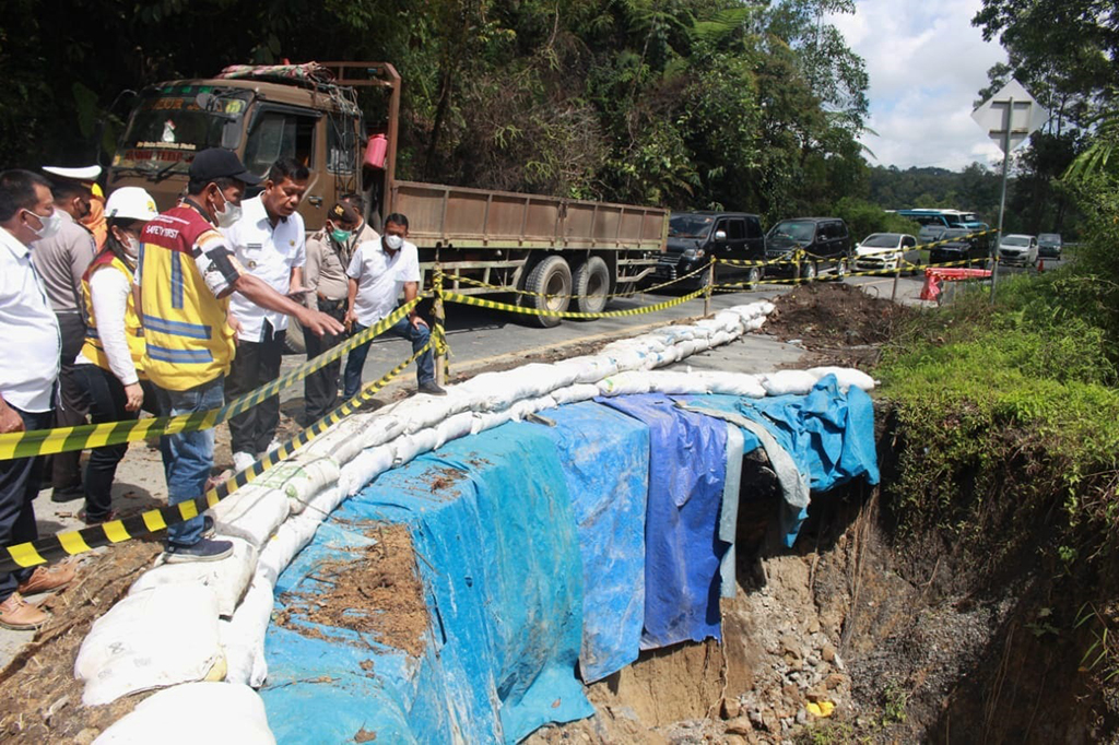 Banyak jalan lintas yang rusak dan longsor antara Pematangsiantar menuju Parapat menuju Kawasan Super Prioritas Danau Toba Sumatra Utara akibat longsor. Bupati Simalungun Radiapoh Hasiholan Sinaga pastikan segera memperbaikinya sebelum mudik dan hari libur lebaran mendatang.