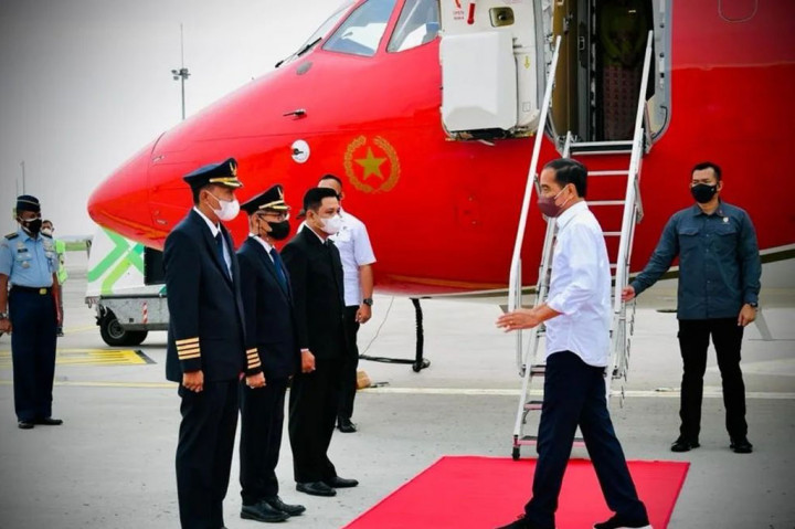 Usai dari Kabupaten Sumenep, Presiden dan rombongan melanjutkan perjalanan menuju Kabupaten Sidoarjo untuk menghadiri Peluncuran Holding dan Program Strategis BUMN Industri Pertahanan Defend ID.