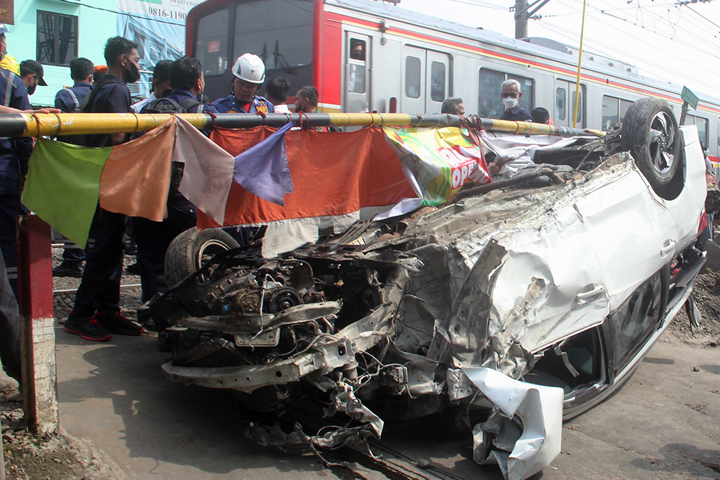 Kecelakaan yang terjadi antara KRL Commuterline KA 1077 (Bogor-Jakarta Kota) dengan mobil itu mengakibatkan terganggunya perjalanan KRL, serta satu korban dibawa ke rumah sakit.