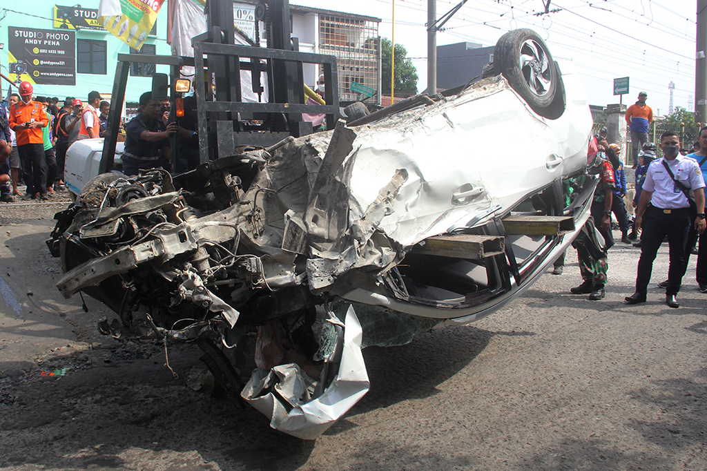 Namun dengan selesainya proses evakuasi, kedua jalur kereta saat ini telah bisa dilalui.