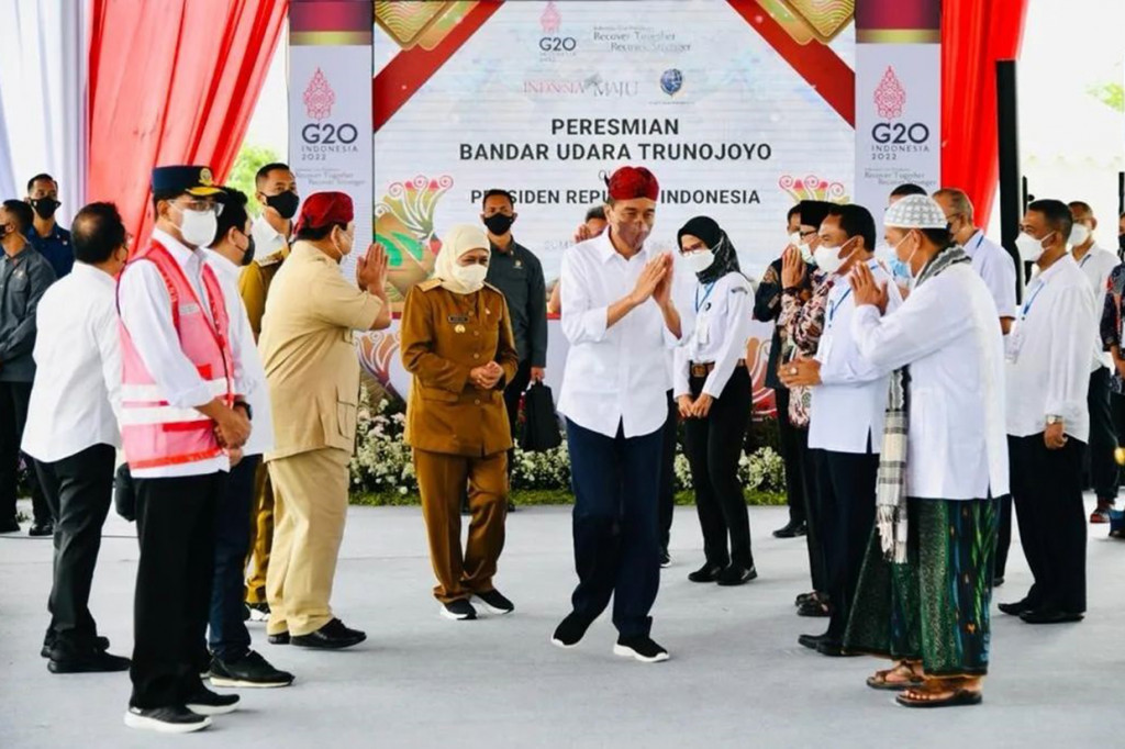 Menurut Jokowi, kehadiran bandara ini sangat penting untuk meningkatkan konektivitas, memudahkan keterhubungan dengan pulau-pulau kecil di sekitar Pulau Madura, dan membuka isolasi pulau-pulau terpencil di sekitar Pulau Madura.