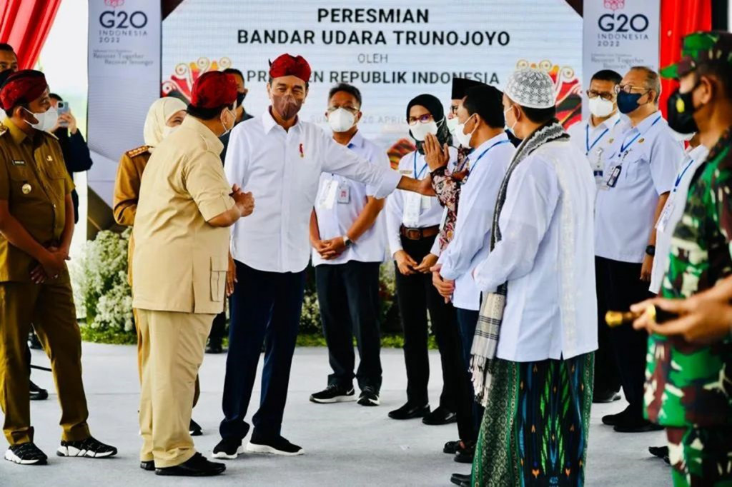Selain itu, bandara ini juga akan memangkas waktu tempuh dari pulau-pulau di sekitar Pulau Madura menjadi satu jam perjalanan dibandingkan dengan kapal yang memerlukan waktu berhari-hari.