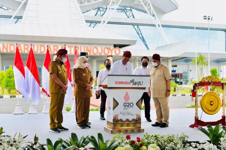 Presiden Joko Widodo meresmikan Bandar Udara Trunojoyo yang berlokasi di Kecamatan Sumenep, Kabupaten Sumenep, Provinsi Jawa Timur, Rabu, 20 April 2022.