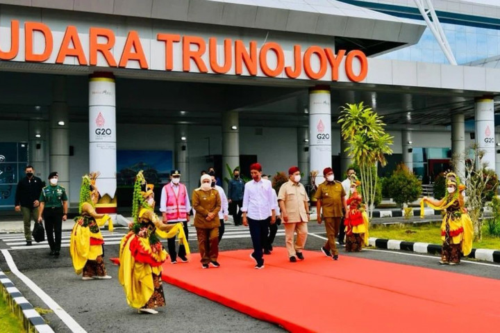 Dalam kesempatan tersebut, Presiden Jokowi memastikan jika Bandara Trunojoyo di Kabupaten Sumenep yang telah selesai dibangun siap dimanfaatkan bagi masyarakat di Pulau Madura dan pulau lain di sekitarnya.