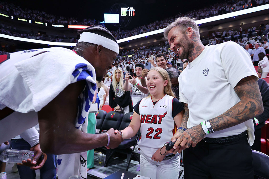 Jimmy Butler dari Miami Heat menyapa presiden & pemilik bersama Inter Miami CF David Beckham dan putrinya Harper Seven Beckham setelah Gim 2 Putaran Pertama Wilayah Timur melawan Atlanta Hawks di FTX Arena, Rabu, 20 April 2022 WIB. 