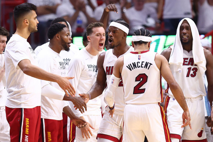 Jimmy Butler memborong 45 poin --rekor terbaiknya pada fase playoff-- saat memimpin Miami Heat mengungguli Atlanta Hawks menjadi 2-0 dengan memenangi Gim 2 putaran pertama playoff Wilayah Timur NBA di FTX Arena, Florida, Rabu, 20 April 2022 WIB.