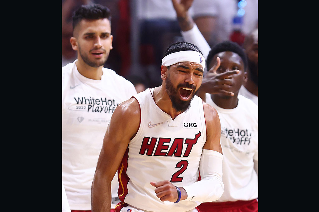 Tyler Herro menambahkan 15 poin, Max Strus mencetak 14 poin, dan Gabe Vincent melengkapi dengan 11 poin bagi Heat yang akan membawa bekal positif menjelang dua gim lanjutan di markas Hawks.