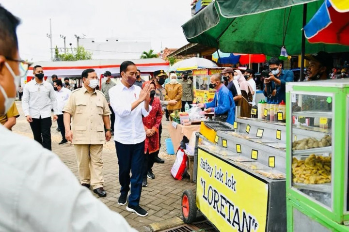 Kedatangan Jokowi didampingi sejumlah menteri sepert Menteri Sosial Tri Rismaharini, lalu Menteri Pertahanan Prabowo Subianto dan juga Menteri BUMN Erick Thohir. 