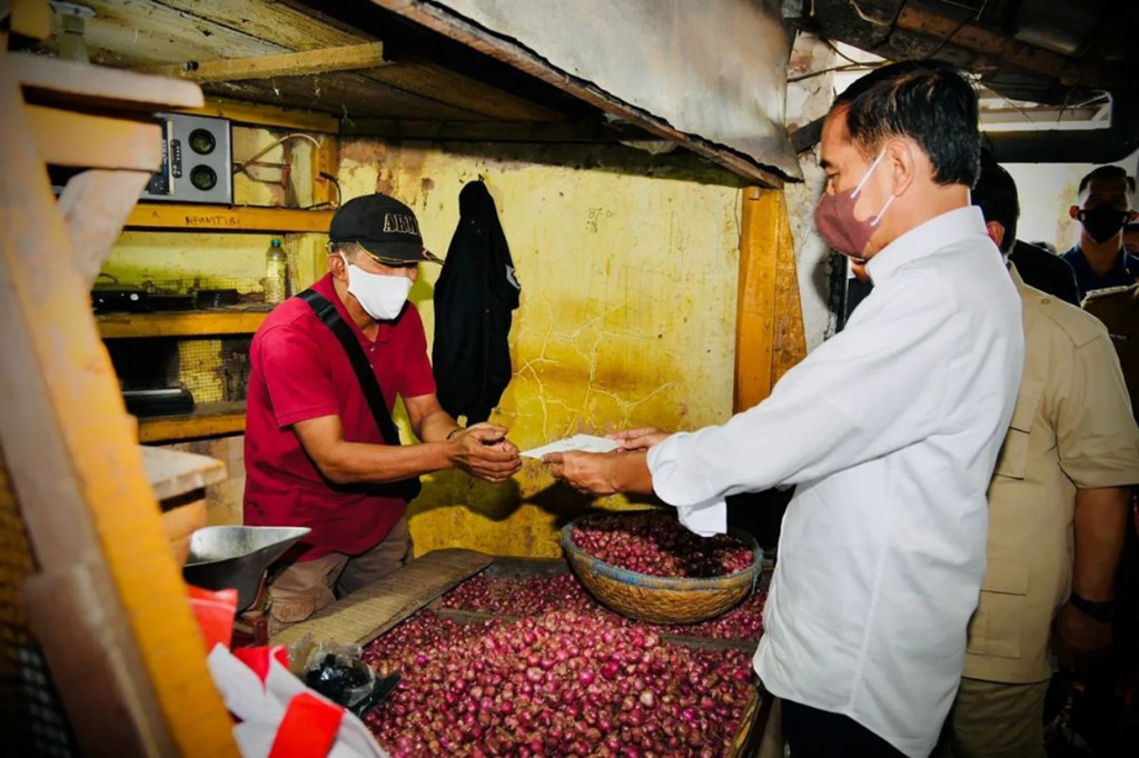 Jokowi juga sempat berpesan kepada mereka dimana bantuan yang telah diberikan oleh pemerintah dapat dimanfaatkan sebaik mungkin. 
