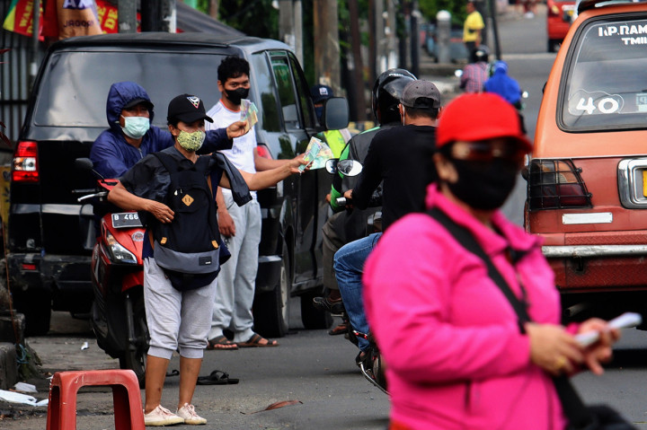 Penyedia jasa penukaran uang berjejer di sekitar Pasar Rebo, Jakarta, Rabu, 20 April 2022.