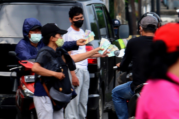 Jelang hari raya Idul Fitri, jasa penukaran uang mulai banyak bermunculan, seperti di sekitar Pasar Rebo, Jakarta, Rabu, 20 April 2022.
