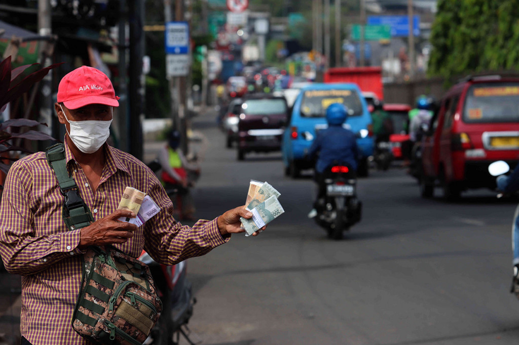 Sudah menjadi tradisi warga menukar uang baru yang akan digunakan untuk berbagi ke sanak keluarga dan bersedekah untuk yang membutuhkan, menjelang dan saat hari raya Idul Fitri.