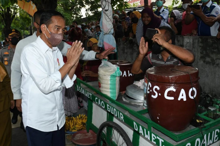Mengakhiri kunjungan kerja di Provinsi Jawa Timur, Presiden Jokowi kembali membagikan Bantuan sosial kepada para pedagang di Pasar Baru, Kabupaten Gresik, Rabu, 20 April 2022.
